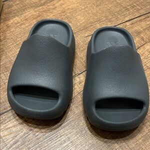 Yeezy Slide Kids Granit Size 9